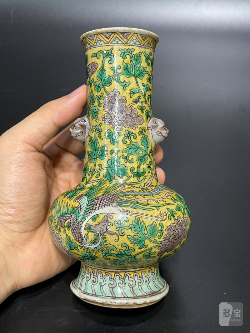 清康熙 黄地素三彩凤穿花牡丹纹铺首瓶 - 图3